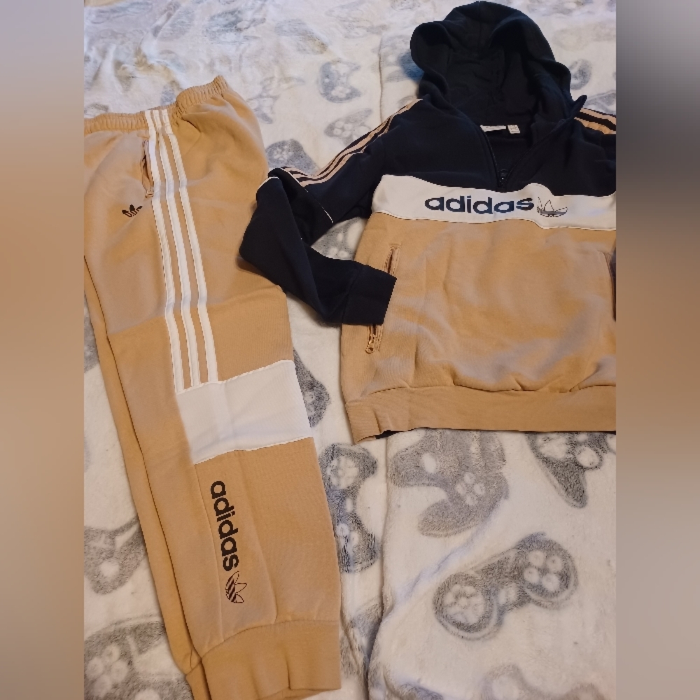 Boys Medium 10/12 Adidas 1/4 zip hoodie with matching sweats. Tan/Black
